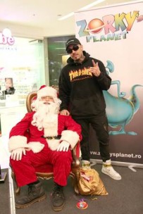 Alex Velea și alte vedete din showbiz au petrecut alături de Moș Crăciun în parcul Zorky’s Planet