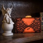 Colecţia de clutch-uri de mătase SILKDOM disponibilă şi în cadrul Dacia 24