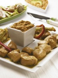 Pui cu condimente indiene, legume crocante şi sos de avocado