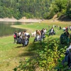 Peste 1000 de saci de deșeuri colectați de pe malurile Lacului Bicaz de Persil și Let’s Do It Romania