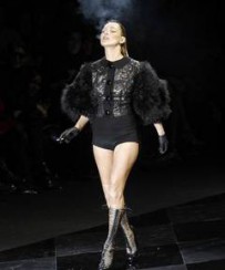 Colecţie Louis Vuitton, inspirată de fetişuri sexuale 