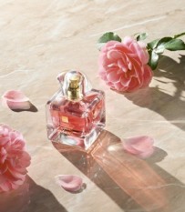 Avon lansează parfumul TTA Radiance cu Rose Absolute