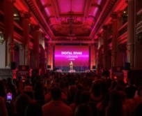 Avon celebrează curajul de a simți prin lansarea Attraction Instinct la Digital Divas 2025